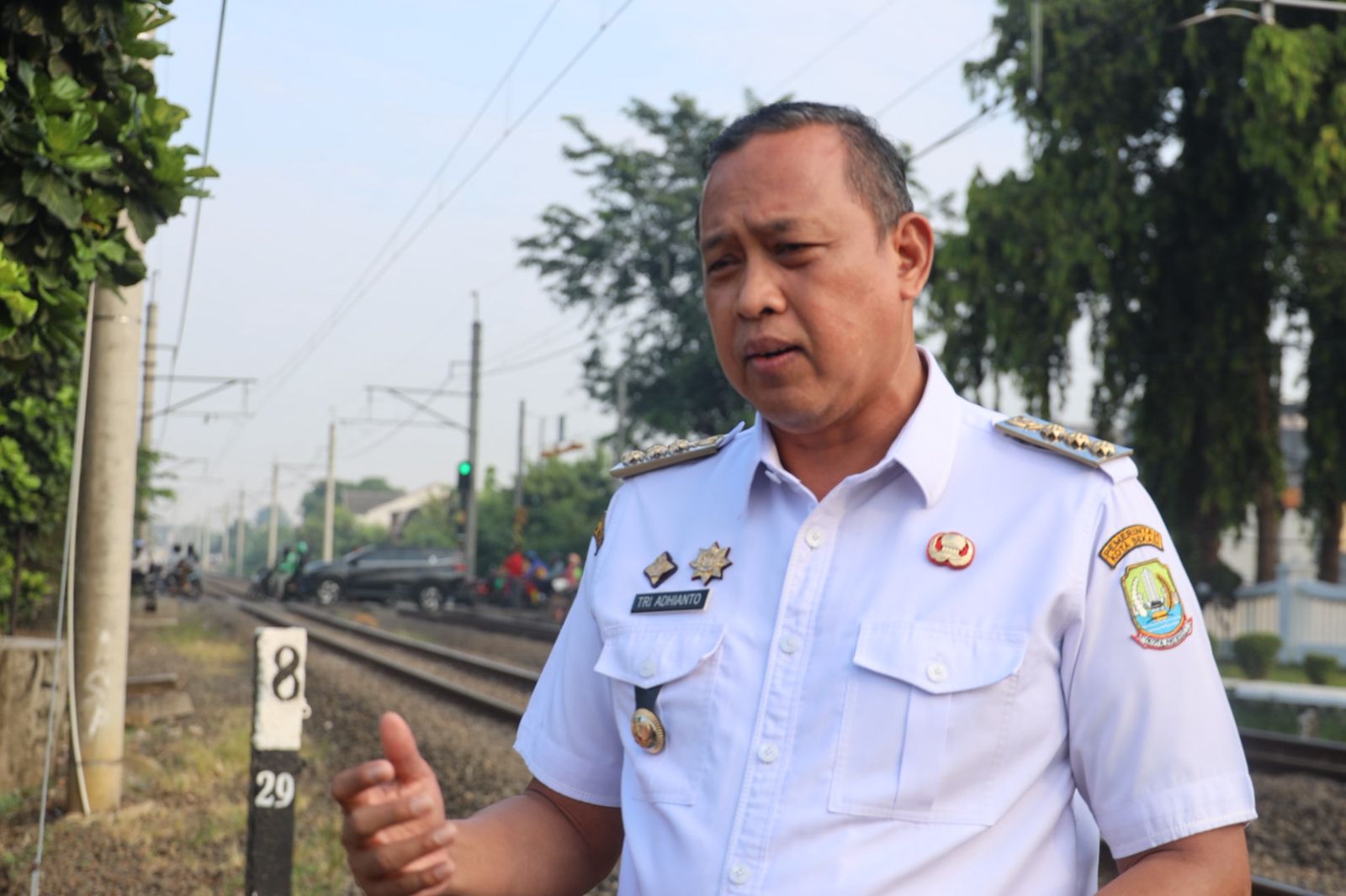 INSPIRASI PATRIOT: Jaga Keselamatan Warga, Pasukan Dishub Siaga 24 Jam di Perlintasan Bulak Kapal & Ampera