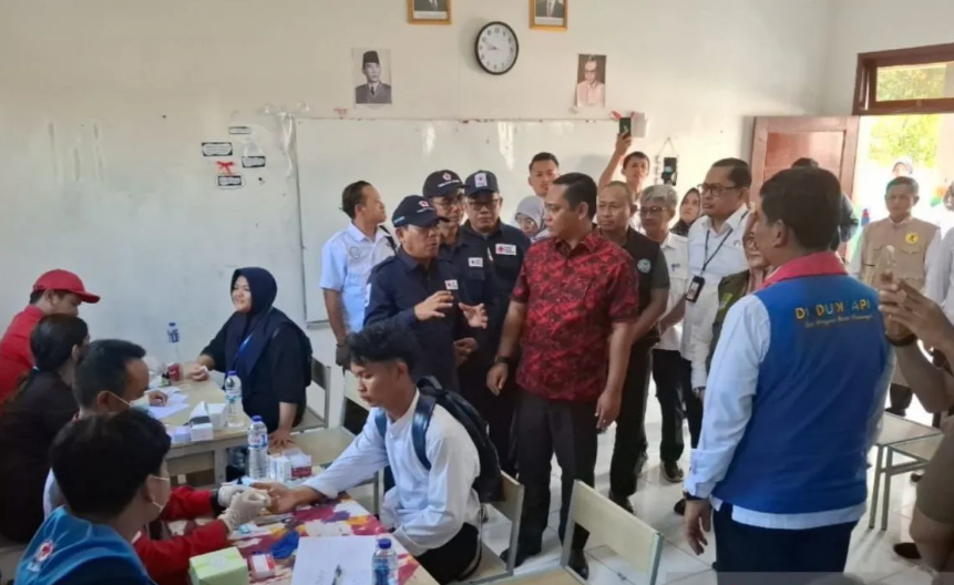 Inovasi Botram Kembali Hadir, Jemput Bola Layani Warga Hingga ke Sekolah dan Desa KABUPATEN BEKASI, hallopatriot.com – Pemerintah Kabupaten Bekasi kembali menunjukkan komitmennya sebagai daerah yang inklusif dan melayani dengan meluncurkan kembali program inovasi pelayanan publik unggulan, Botram (Berkolaborasi Terus Melayani). SMPN 4 Tambun Selatan terpilih menjadi lokasi perdana pelaksanaan "Botram Sekolah" pada Rabu (15/01/2025). Program jemput bola ini dirancang untuk memastikan seluruh lapisan masyarakat, mulai dari pelajar hingga warga desa, mendapatkan akses layanan pemerintah secara mudah, nyaman, dan tanpa hambatan jarak. Pelayanan Terpadu yang Menyentuh Semua Kebutuhan Kepala Dinas Kependudukan dan Pencatatan Sipil (Disdukcapil) Kabupaten Bekasi, Carwinda, menjelaskan bahwa Botram tahun ini tetap terbagi dalam tiga kategori utama: Botram Kecamatan, Botram Desa, dan Botram Sekolah. Di tingkat desa dan kecamatan, Botram menghadirkan "kantor berjalan" yang melibatkan berbagai instansi, mulai dari layanan Adminduk oleh Disdukcapil, layanan kesehatan oleh PMI dan Dinkes, hingga pembayaran pajak melalui Bapenda dan Samsat. Bahkan, layanan kartu pencari kerja dari Disnaker dan program KB juga turut dihadirkan langsung di tengah pemukiman warga. Botram Sekolah: Lebih dari Sekadar Administrasi Khusus kategori Botram Sekolah, inovasi ini difokuskan untuk mendukung kebutuhan dasar siswa secara humanis. Petugas membantu pengurusan Kartu Identitas Anak (KIA) dan pemeriksaan golongan darah gratis bekerja sama dengan PMI. "Kami menemukan banyak siswa yang belum memiliki KIA atau tidak mengetahui golongan darah. Melalui program ini, kami berusaha menyelesaikan permasalahan tersebut langsung di tempat mereka belajar," ujar Carwinda. Tak hanya soal dokumen, Botram Sekolah juga membawa misi edukasi. Para siswa diberikan pembekalan untuk mencegah kenakalan remaja, seperti tawuran, perundungan (bullying), hingga penyalahgunaan narkoba. Meningkatkan Literasi dan Wawasan Untuk menciptakan lingkungan sekolah yang lebih edukatif, Dinas Arsip dan Perpustakaan juga turut hadir menyediakan buku-buku bacaan berkualitas. Kehadiran perpustakaan keliling ini diharapkan mampu memantik minat baca dan memperluas wawasan para patriot muda di Kabupaten Bekasi. Dengan konsistensi program Botram, Kabupaten Bekasi terus bertransformasi menjadi wilayah yang ramah bagi warganya, di mana pemerintah tidak lagi hanya menunggu di kantor, tetapi aktif mendatangi dan memenuhi kebutuhan rakyatnya dengan penuh dedikasi. Editor: Redaksi hallopatriot.com Kategori: Bekasi Ramah Hashtag: #BekasiRamah #BotramBekasi #InovasiPelayanan #KabupatenBekasi #PelayananPublik #DisdukcapilBekasi #BekasiInklusif